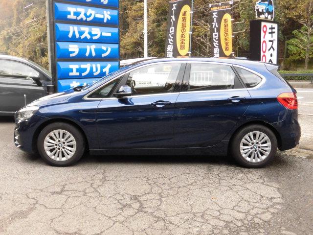 2シリーズ 218iアクティブツアラー ラグジュアリー ターボ インテリジェントセーフティー ブラックレザーシート 純正ナビ バックカメラ Bluetooth DVD再生 クリアランスソナー シートヒーター ミラー型ETC オートライト キーレス 禁煙車(5枚目)