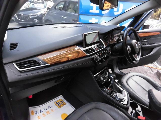 2シリーズ 218iアクティブツアラー ラグジュアリー ターボ インテリジェントセーフティー ブラックレザーシート 純正ナビ バックカメラ Bluetooth DVD再生 クリアランスソナー シートヒーター ミラー型ETC オートライト キーレス 禁煙車(6枚目)