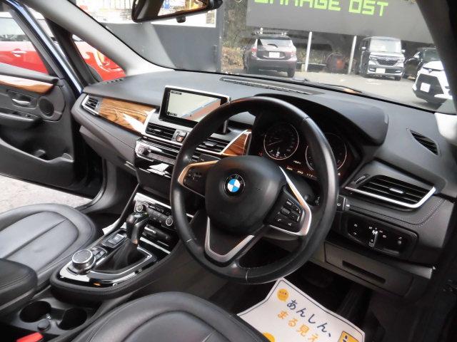 2シリーズ 218iアクティブツアラー ラグジュアリー ターボ インテリジェントセーフティー ブラックレザーシート 純正ナビ バックカメラ Bluetooth DVD再生 クリアランスソナー シートヒーター ミラー型ETC オートライト キーレス 禁煙車(7枚目)