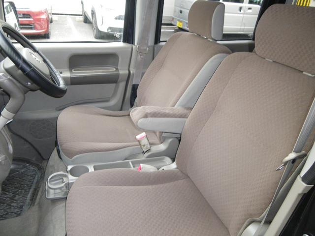 センターアームレスト装備！