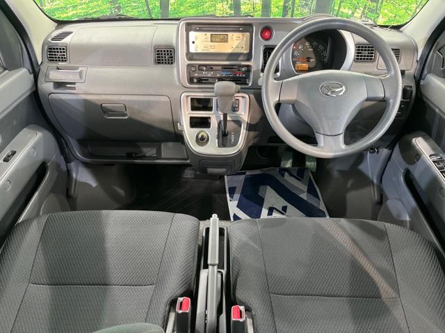 ハイゼットカーゴ クルーズ　５５ｔｈアニバーサリーゴールドエディション　エアコン　ＣＤ再生　電動格納ミラー　衝突安全ボディ　プライバシーガラス　ドアバイザー　パワーステアリングｊ　パワーウィンドウ　運転席エアバック　助手席エアバック（2枚目）