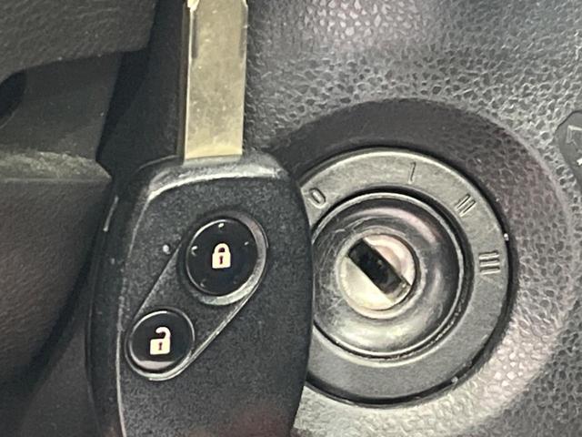 【キーレス】少し離れた場所からでもボタン一つでドアの開錠・施錠ができるのでとっても便利！ドアの鍵穴周りに傷をつけることもありません♪