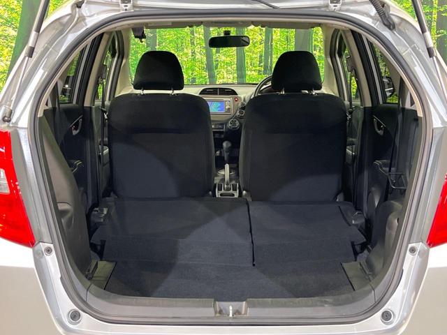 積み下ろしのしやすいデッキにはたっぷりと荷物を積み込んでいただけます。遊びから仕事まで、様々なシーンで頼れます♪