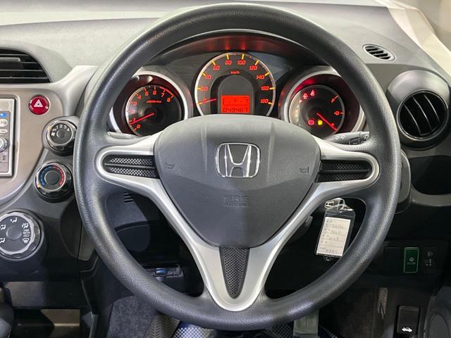 インテリアに合わせたデザインのステアリングは、運転される方のことも考え、運転しやすい形状、大きさです。是非一度、実際に触ってお確かめください。