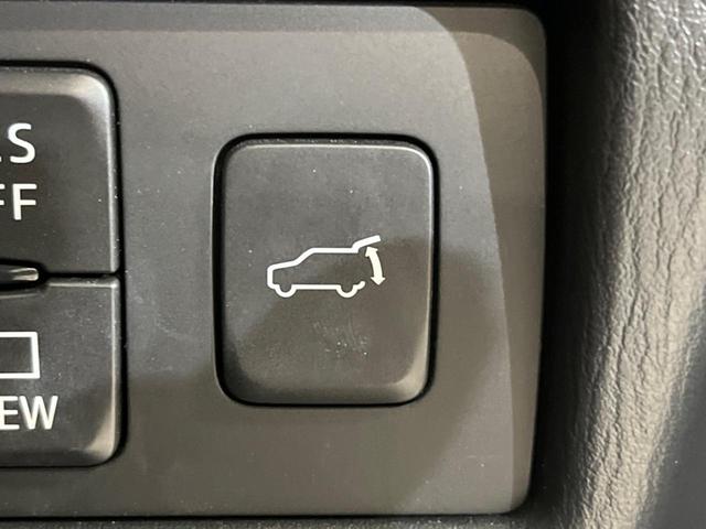 【パワーバックドア】スマートキーや運転席のボタンを押すだけでリアゲートが自動で開閉します！荷物を持っている時や、高い位置にあるバックドアを閉める際に便利な機能です♪