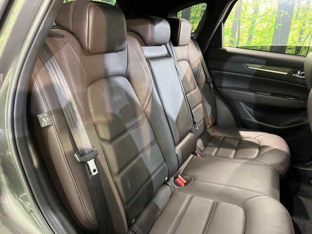 後部座席も気になるようなキズ・汚れやへたり等、大きなダメージはなく、良好な状態です。