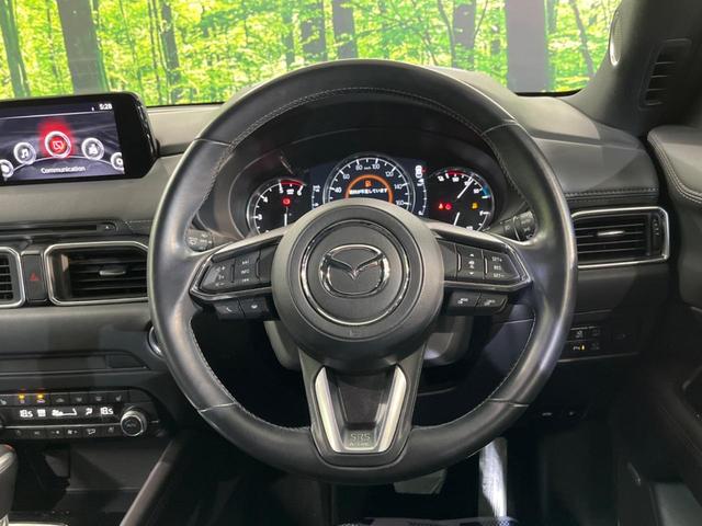 インテリアに合わせたデザインのステアリングは、運転される方のことも考え、運転しやすい形状、大きさです。是非一度、実際に触ってお確かめください。