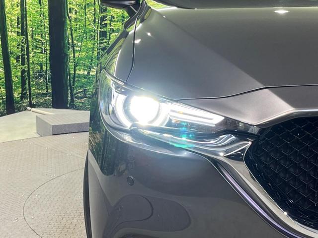 【ＬＥＤヘッドライト】悪天候や夜間走行時も良好な視界を確保し安心して運転できる高輝度ＬＥＤヘッドライトを装備！点灯速度が早く、消費電力も抑えられています。