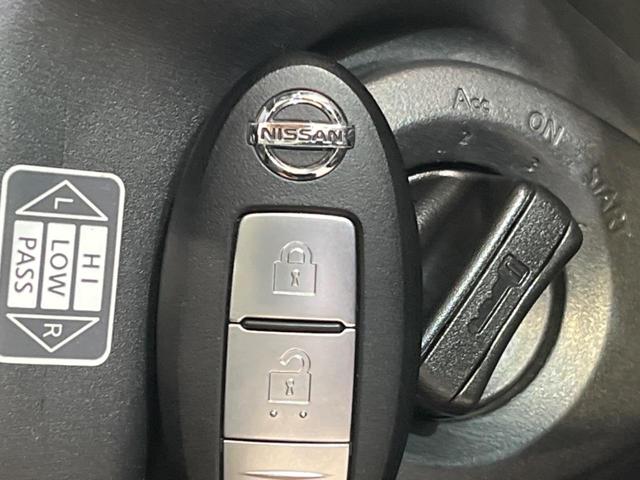 【インテリジェントキー】カバンやポケットに入れたままでもドアの施錠・解錠が可能なスマートキーを装備。エンジンのオン・オフ時もカギを取り出す必要が無いからとっても便利です♪