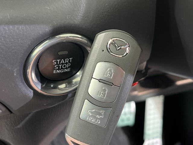 【アドバンストキー】カバンやポケットに入れたままでもドアの施錠・解錠が可能なスマートキーを装備。エンジンのオン・オフ時もカギを取り出す必要が無いからとっても便利です♪