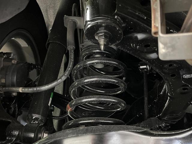 お車を安心してお乗りいただく為には、足回りの定期点検が欠かせません。サービスサポート（有償保証）では無料点検もご提供しており、安心のカーライフをお過ごしいただけるサポート体制が整っています。