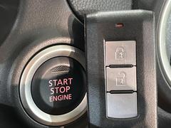 【オペレーションキー】カバンやポケットに入れたままでもドアの施錠・解錠が可能なスマートキーを装備。エンジンのオン・オフ時もカギを取り出す必要が無いからとっても便利です♪ 5