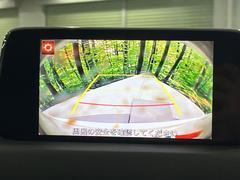 【バックカメラ】駐車時に後方がリアルタイム映像で確認できます。大型商業施設や立体駐車場での駐車時や、夜間のバック時に大活躍！運転スキルに関わらず、今や必須となった装備のひとつです！ 5