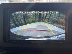 【バックカメラ】駐車時に後方がリアルタイム映像で確認できます。大型商業施設や立体駐車場での駐車時や、夜間のバック時に大活躍！運転スキルに関わらず、今や必須となった装備のひとつです！ 5