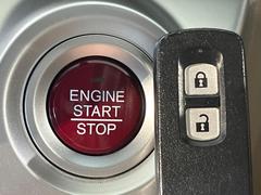 【Ｈｏｎｄａスマートキー】カバンやポケットに入れたままでもドアの施錠・解錠が可能なスマートキーを装備。エンジンのオン・オフ時もカギを取り出す必要が無いからとっても便利です♪ 5
