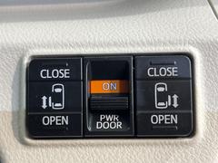 【両側パワースライドドア】スマートキーや運転席のスイッチで後席両側スライドドアの開閉が可能♪電動だから力を入れてドアを開ける必要が無く、小さなお子様でも簡単に開け閉めでき快適です♪ 4