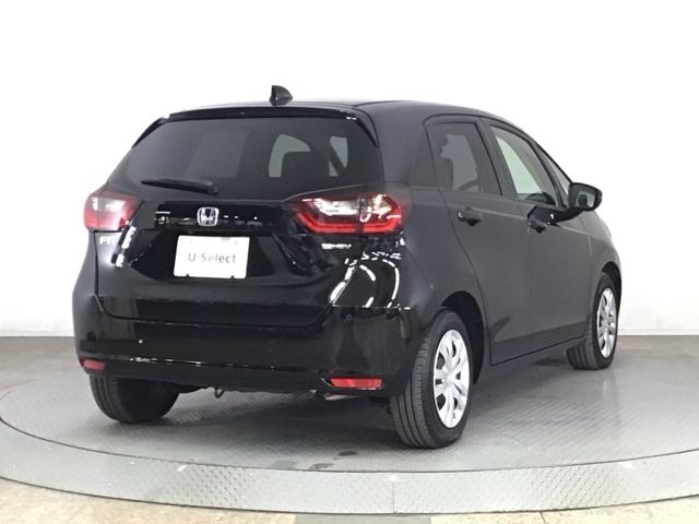 フィット ｅ：ＨＥＶホーム　レンタＵＰ・ＬＥＤ・ディスプレイオーディオ・ホンダＣＯＮＮＥＣＴ・ＥＴＣ　前後誤発進抑制機能　クリソナ　助手席エアバッグ　運転席エアバッグ　ＬＥＤライト　ＵＳＢ接続　バックカメラ　ＡＢＳ　フルセグＴＶ（4枚目）