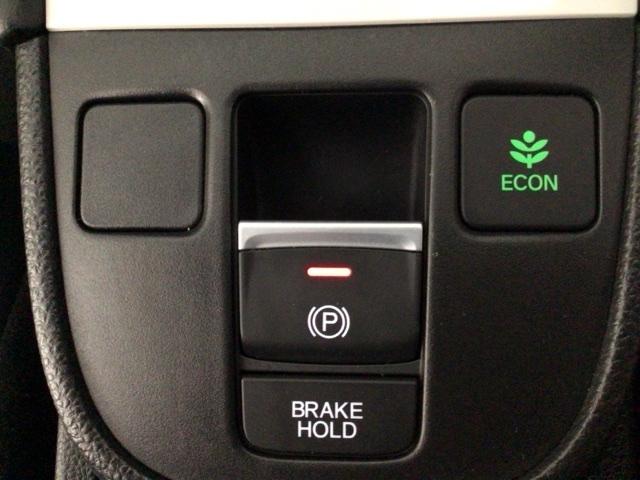 フィット ｅ：ＨＥＶホーム　レンタＵＰ・ＬＥＤ・ディスプレイオーディオ・ホンダＣＯＮＮＥＣＴ・ＥＴＣ　前後誤発進抑制機能　クリソナ　助手席エアバッグ　運転席エアバッグ　ＬＥＤライト　ＵＳＢ接続　バックカメラ　ＡＢＳ　フルセグＴＶ（10枚目）