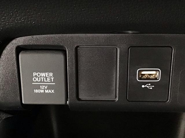 フィット ｅ：ＨＥＶホーム　レンタＵＰ・ＬＥＤ・ディスプレイオーディオ・ホンダＣＯＮＮＥＣＴ・ＥＴＣ　前後誤発進抑制機能　クリソナ　助手席エアバッグ　運転席エアバッグ　ＬＥＤライト　ＵＳＢ接続　バックカメラ　ＡＢＳ　フルセグＴＶ（11枚目）