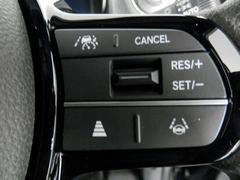 【アダプティブ・クルーズ・コントロール】予め設定した車速内でクルマが自動的に加減速。前走車との適切な車間距離を維持しながら追従走行し、高速道路でのドライバーの疲労を軽減してくれる嬉しい機能付♪ 6