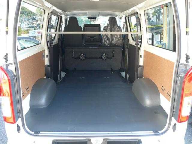 ハイエースバン ロングDX GLパッケージ 登録済未使用車 トヨタセイフティセンス LEDライト パノラミックビューモニター プライバシーレーンキープアシスト オートハイビーム クリアランスソナー プライバシーガラス 助手席エアバック 100V(21枚目)
