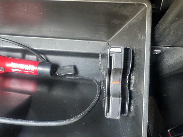 スイフトスポーツ ベースグレード　６速ＭＴ　ＥＴＣ　ナビ　フルセグＴＶ　Ｂｌｕｅｔｏｏｔｈ　ＣＤ　ＤＶＤ　オートエアコン　電動格納ミラー　クルーズコントロール　ＡＷ１７インチ　スマートキー　ＡＢＳ　横滑り防止装置　オートライト（5枚目）