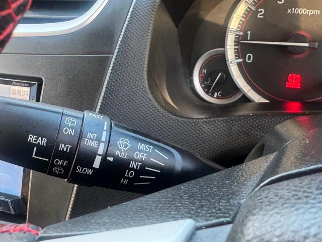 スイフトスポーツ ベースグレード　６速ＭＴ　ＥＴＣ　ナビ　フルセグＴＶ　Ｂｌｕｅｔｏｏｔｈ　ＣＤ　ＤＶＤ　オートエアコン　電動格納ミラー　クルーズコントロール　ＡＷ１７インチ　スマートキー　ＡＢＳ　横滑り防止装置　オートライト（16枚目）