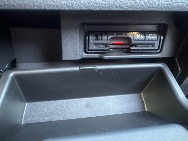 セレナ ライダー　ブラックライン　Ｓ－ハイブリッド　８人乗り　衝突被害軽減システム　レーンアシスト　両側電動スライドドア　ＥＴＣ　ナビ　フルセグＴＶ　Ｂｌｕｅｔｏｏｔｈ　ＣＤ　ＤＶＤ　オートエアコン　スマートキー　ＬＥＤヘッドライト　クルコン　ＡＷ（6枚目）