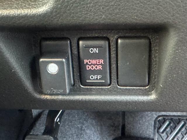 セレナ ライダー　ブラックライン　Ｓ－ハイブリッド　８人乗り　衝突被害軽減システム　レーンアシスト　両側電動スライドドア　ＥＴＣ　ナビ　フルセグＴＶ　Ｂｌｕｅｔｏｏｔｈ　ＣＤ　ＤＶＤ　オートエアコン　スマートキー　ＬＥＤヘッドライト　クルコン　ＡＷ（13枚目）