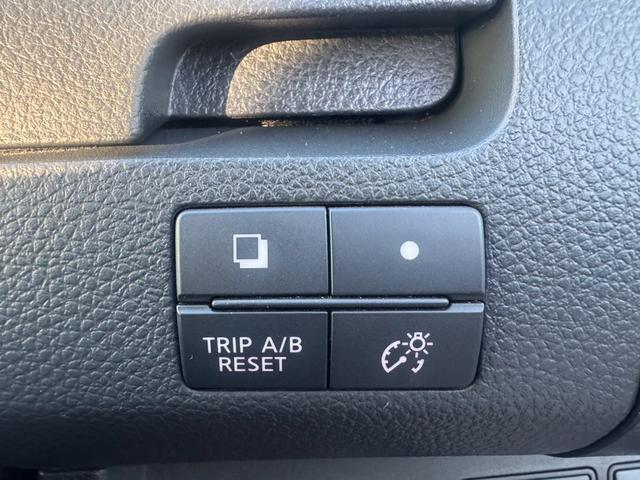 セレナ ライダー　ブラックライン　Ｓ－ハイブリッド　８人乗り　衝突被害軽減システム　レーンアシスト　両側電動スライドドア　ＥＴＣ　ナビ　フルセグＴＶ　Ｂｌｕｅｔｏｏｔｈ　ＣＤ　ＤＶＤ　オートエアコン　スマートキー　ＬＥＤヘッドライト　クルコン　ＡＷ（15枚目）