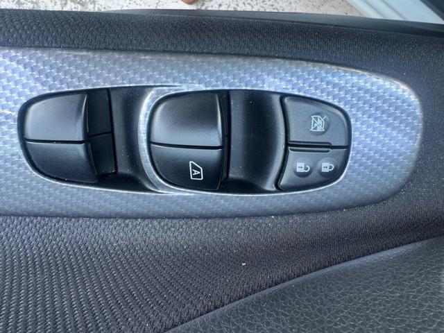 セレナ ライダー　ブラックライン　Ｓ－ハイブリッド　８人乗り　衝突被害軽減システム　レーンアシスト　両側電動スライドドア　ＥＴＣ　ナビ　フルセグＴＶ　Ｂｌｕｅｔｏｏｔｈ　ＣＤ　ＤＶＤ　オートエアコン　スマートキー　ＬＥＤヘッドライト　クルコン　ＡＷ（19枚目）