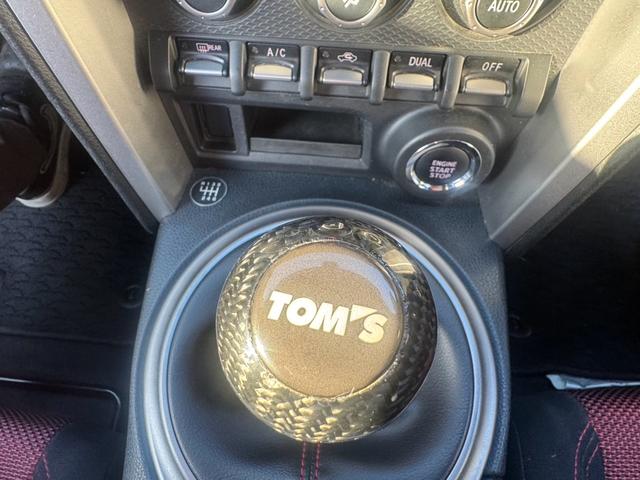 ８６ ＧＴ　６速ＭＴ　ＨＩＤヘッドライト　フォグライト　スマートキー　オートエアコン　電動格納ミラー　ＡＷ１８インチ　ＡＢＳ　横滑り防止装置　盗難防止システム　パワーウィンドウ　パワーステアリング（4枚目）