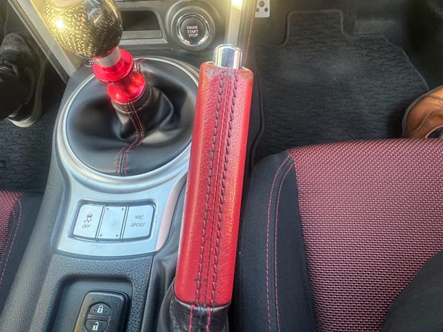 ８６ ＧＴ　６速ＭＴ　ＨＩＤヘッドライト　フォグライト　スマートキー　オートエアコン　電動格納ミラー　ＡＷ１８インチ　ＡＢＳ　横滑り防止装置　盗難防止システム　パワーウィンドウ　パワーステアリング（5枚目）