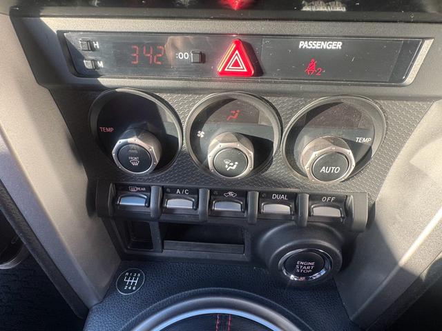 ８６ ＧＴ　６速ＭＴ　ＨＩＤヘッドライト　フォグライト　スマートキー　オートエアコン　電動格納ミラー　ＡＷ１８インチ　ＡＢＳ　横滑り防止装置　盗難防止システム　パワーウィンドウ　パワーステアリング（6枚目）