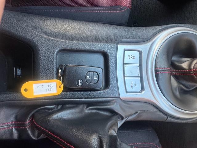 ８６ ＧＴ　６速ＭＴ　ＨＩＤヘッドライト　フォグライト　スマートキー　オートエアコン　電動格納ミラー　ＡＷ１８インチ　ＡＢＳ　横滑り防止装置　盗難防止システム　パワーウィンドウ　パワーステアリング（7枚目）