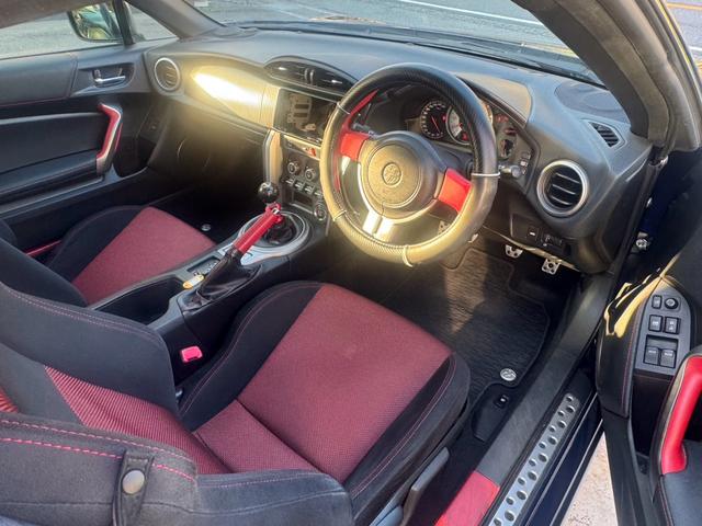 ８６ ＧＴ　６速ＭＴ　ＨＩＤヘッドライト　フォグライト　スマートキー　オートエアコン　電動格納ミラー　ＡＷ１８インチ　ＡＢＳ　横滑り防止装置　盗難防止システム　パワーウィンドウ　パワーステアリング（12枚目）