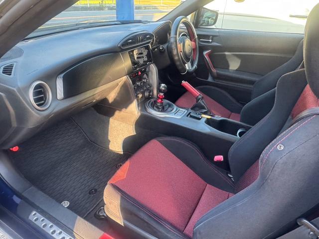 ８６ ＧＴ　６速ＭＴ　ＨＩＤヘッドライト　フォグライト　スマートキー　オートエアコン　電動格納ミラー　ＡＷ１８インチ　ＡＢＳ　横滑り防止装置　盗難防止システム　パワーウィンドウ　パワーステアリング（14枚目）