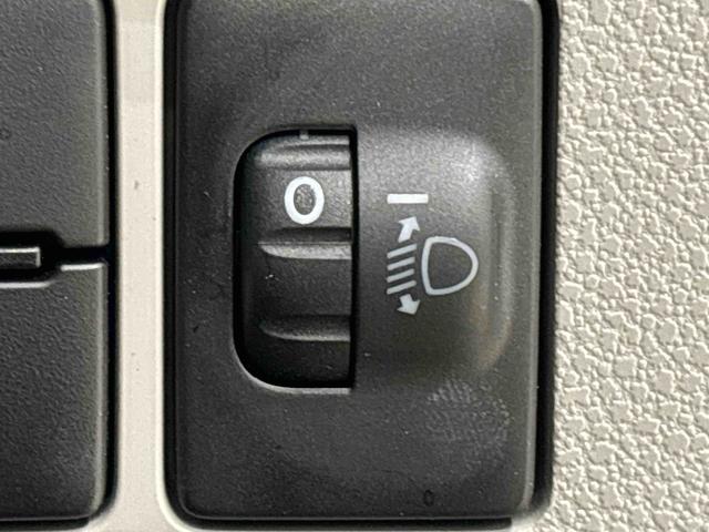 �Ό��Ԃ��s�Ԃւ̔z�����\�B�ύڕ��̏󋵂ɉ����ăw�b�h���C�g�̏Ǝˊp�x���蓮�����ł���X�C�b�`�B