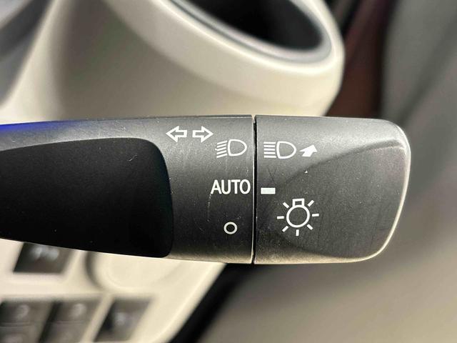 �I�[�g���C�g�@�\�@���̖͂��邳�ɉ����āA�w�b�h�����v�������I�ɓ_���E�������ł��܂��B