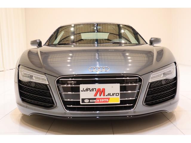 Ｒ８ ５．２ＦＳＩクワトロ　４ＷＤ　ディーラー車　Ｖ１０エンジン　ＬＥＤライト　バックカメラ　タイヤ４本新品装着　社外空気圧センサー　レザーインテリア　電動シート　シートヒーター　ナビ　フルセグＴＶ　バックカメラ　禁煙車（4枚目）