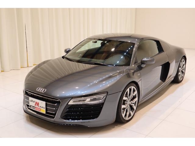 Ｒ８ ５．２ＦＳＩクワトロ　４ＷＤ　ディーラー車　Ｖ１０エンジン　ＬＥＤライト　バックカメラ　タイヤ４本新品装着　社外空気圧センサー　レザーインテリア　電動シート　シートヒーター　ナビ　フルセグＴＶ　バックカメラ　禁煙車（9枚目）