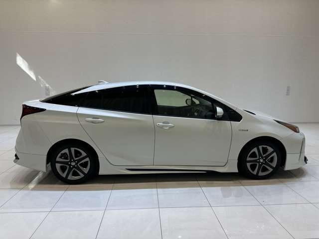 プリウス Sツーリングセレクション モデリスタエアロ 8インチナビ フルセグTV ブラックレザーインテリア シートヒーター バックカメラ ドライブレコーダー タイヤ新品装着 LEDヘッドライト 車線キープアシスト 禁煙車(6枚目)