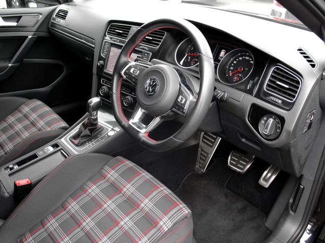 ゴルフＧＴＩ ベースグレード　プリクラッシュブレーキシステム　レーンアシスト　純正ＳＤナビ　バックガイドモニター　革巻きステア＆パドルシフト　純正１８ＡＷ　アダプティブクルーズコントロール　ビルトインＥＴＣ　ワンオーナー車（3枚目）