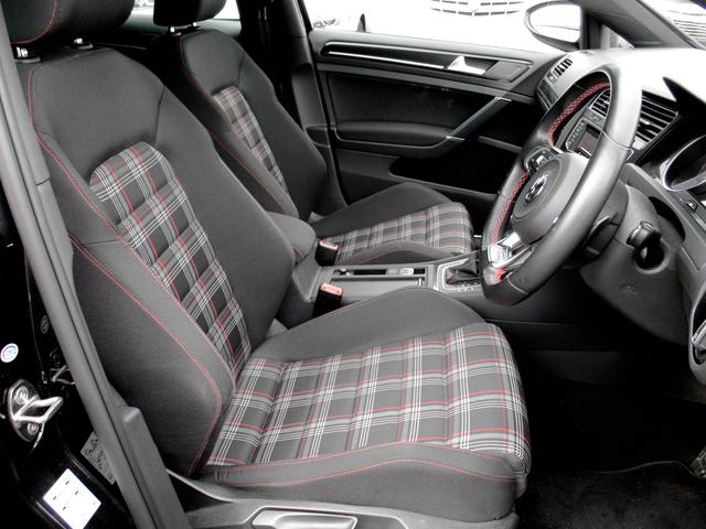 ゴルフＧＴＩ ベースグレード　プリクラッシュブレーキシステム　レーンアシスト　純正ＳＤナビ　バックガイドモニター　革巻きステア＆パドルシフト　純正１８ＡＷ　アダプティブクルーズコントロール　ビルトインＥＴＣ　ワンオーナー車（4枚目）
