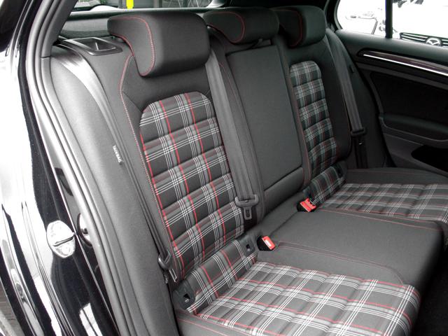 ゴルフＧＴＩ ベースグレード　プリクラッシュブレーキシステム　レーンアシスト　純正ＳＤナビ　バックガイドモニター　革巻きステア＆パドルシフト　純正１８ＡＷ　アダプティブクルーズコントロール　ビルトインＥＴＣ　ワンオーナー車（5枚目）