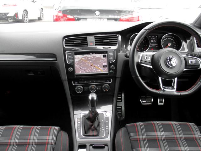 ゴルフＧＴＩ ベースグレード　プリクラッシュブレーキシステム　レーンアシスト　純正ＳＤナビ　バックガイドモニター　革巻きステア＆パドルシフト　純正１８ＡＷ　アダプティブクルーズコントロール　ビルトインＥＴＣ　ワンオーナー車（6枚目）