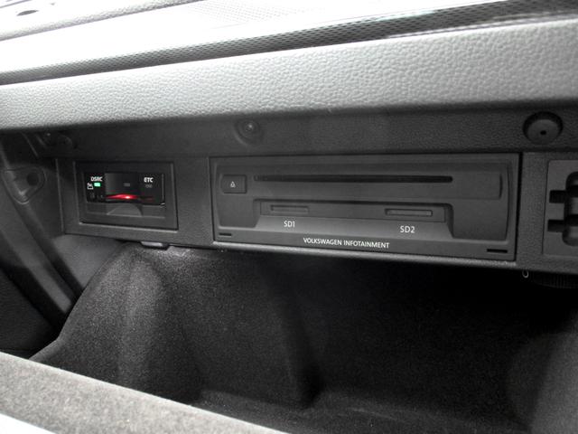 ゴルフＧＴＩ ベースグレード　プリクラッシュブレーキシステム　レーンアシスト　純正ＳＤナビ　バックガイドモニター　革巻きステア＆パドルシフト　純正１８ＡＷ　アダプティブクルーズコントロール　ビルトインＥＴＣ　ワンオーナー車（8枚目）