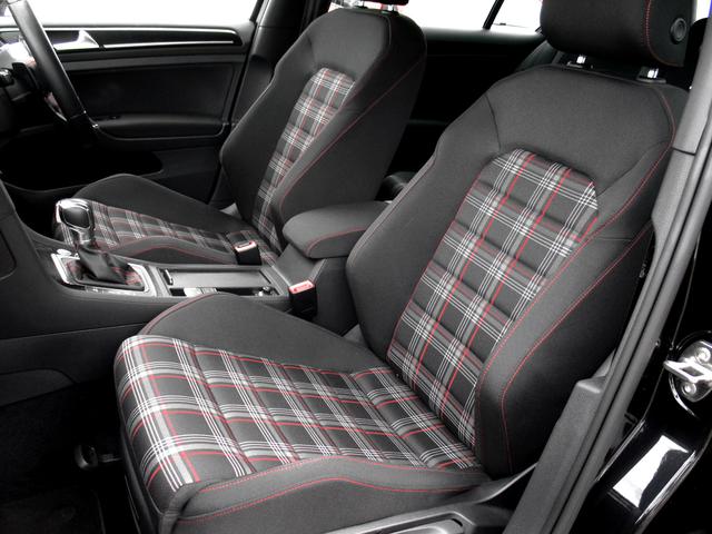 ゴルフＧＴＩ ベースグレード　プリクラッシュブレーキシステム　レーンアシスト　純正ＳＤナビ　バックガイドモニター　革巻きステア＆パドルシフト　純正１８ＡＷ　アダプティブクルーズコントロール　ビルトインＥＴＣ　ワンオーナー車（16枚目）