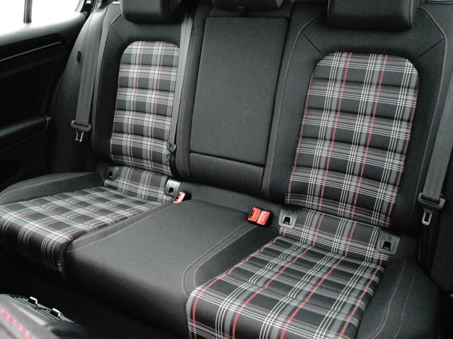 ゴルフＧＴＩ ベースグレード　プリクラッシュブレーキシステム　レーンアシスト　純正ＳＤナビ　バックガイドモニター　革巻きステア＆パドルシフト　純正１８ＡＷ　アダプティブクルーズコントロール　ビルトインＥＴＣ　ワンオーナー車（17枚目）
