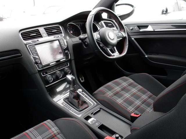 ゴルフＧＴＩ ベースグレード　プリクラッシュブレーキシステム　レーンアシスト　純正ＳＤナビ　バックガイドモニター　革巻きステア＆パドルシフト　純正１８ＡＷ　アダプティブクルーズコントロール　ビルトインＥＴＣ　ワンオーナー車（19枚目）